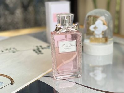 专柜品质 Dior迪奥新款漫舞玫瑰香水100Ml 新上的Rose N'roses ，以玫瑰的芳香明亮而充满活力，使你能感受到“站在格拉斯的一片花田中心”。且丰富