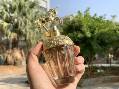 专柜品质 安娜苏Annasui 75Ml 独角兽香水测评满满少女心冲着颜值也一定要入手的一瓶香水 梦幻少女心~拿到手之后是很有质感的一款 盒子是奶蓝色搭配烫金勾