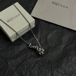 新款Alexander Mcqueen 麦昆 项链 原版定制 骨子里那种叛逆浮夸朋克可内心又向往着美好的焦虑，对美的另一种诠释。 长度：65厘米