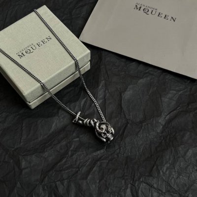新款Alexander Mcqueen 麦昆 项链 原版定制 骨子里那种叛逆浮夸朋克可内心又向往着美好的焦虑，对美的另一种诠释。 长度：65厘米