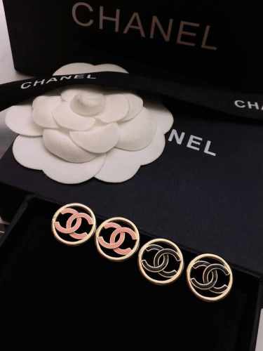 Chanel香奈儿耳钉 热销款 市面最高版本专柜1:1款式开模 925纯银针 专柜原版同黄铜材质！小香经典Logo镶钻香奈儿耳吊 女神必备 超级显脸瘦耳钉
