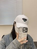普拉达Prada2024春夏新款 刺绣字母棒球帽 设计感超强，让人耳目一新 头型非常好，可以修饰各种头型，实力百搭款