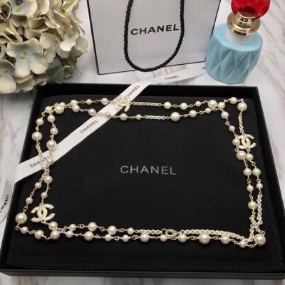 小香 双层长链毛衣链 Chanel珍珠发烧友不要错过 市场玲琅满目 真正的好货真的太少 我家毛衣链款式不多 但每一个都是正品打版 尺寸色泽材质 绝对出入专柜无压