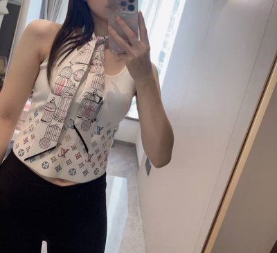 香奈儿Twilly小丝巾来了，Chanel 星光字母，名副其实的小可爱， 人手三条闭眼收，我都不拦着 N久都没有见过这么好看的Twilly 真的是真香本香了，凹