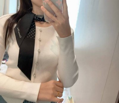 Dior迪奥Twilly丝巾 Miss 款式经典 造型修长 两端尖角设计 背面饰以对比鲜明的Christian Dior标志条形图案 上身效果非常赞 随意一搭就