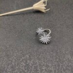 上新 David Yurman 双太阳花满钻戒指，尺寸：美号，6号8，开口戒指可以调节大小。6号可以调节到7号，8号可调节到9号。 编号Dyjz-048