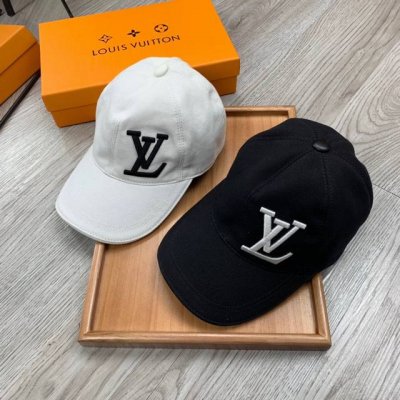 L家。刺绣款 超A品质 最新款！时尚潮流，高端做工！每一个帽子都是用心之作！牛津材质！头层牛皮！配盒子、防尘袋、卡片！非一般的品质，细节也很重要。真皮帽钉，真皮