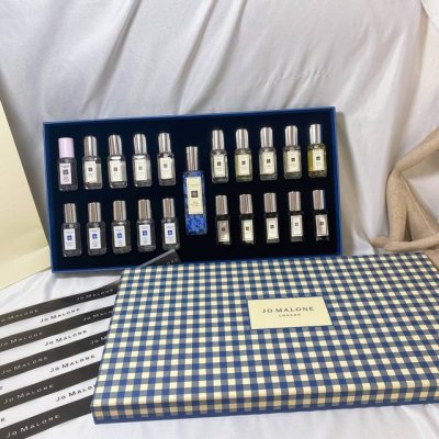 专柜品质 配专柜手提袋，祖马龙二十一件套蓝格纹珍藏版，套装共21支，其中1支30Ml限量蓝风玲20支9Ml带喷头的不同味道的香水，都是它家最新款最热门的香味，味