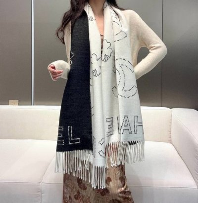 年 Chanel香家 高级舒适时髦气质，相信我的就收吧！香奈儿这款触动内心的柔美围巾，围巾配有双C光影下非常漂亮一般工厂p做不出这样的款，大气优雅 简单，成功人