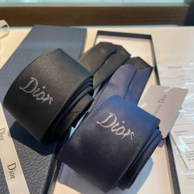 特 爆款到Do家新款领带 Dior男士 D家Logo系列领带 ，稀有展现精湛手工与时尚优雅的理想选择，这款采用Do家最经典极具标志性Logo提花制成的领带，以同