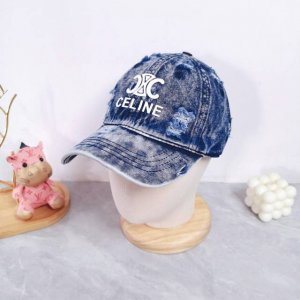 Celine 赛琳*早秋破洞牛仔棒球帽 最吸引眼球的设计~一下子撞进我的心巴 碰撞出不同火花！一下子就洋气起来 不挑季节 不挑脸型 随时可戴