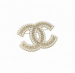 香满满珠钻胸针Z 4300，无敌重磅重工的Brooch，Chnel新款双C胸针，上边采用的施华洛小米珠+两种不同规格的水钻，背面五金中间手工手绘拉丝纹路，边缘边