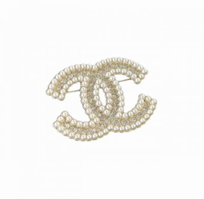 香满满珠钻胸针Z 4300，无敌重磅重工的Brooch，Chnel新款双C胸针，上边采用的施华洛小米珠+两种不同规格的水钻，背面五金中间手工手绘拉丝纹路，边缘边