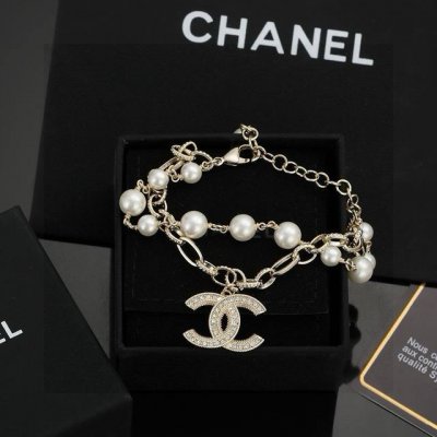 Chanel 经典款小香 Chanel 火爆 新款 精致 珍珠 双层手链 出货 小香家的饰品总能让你夏天里不乏味 别看小巧精致的Logo 时髦感爆棚 小香总能让