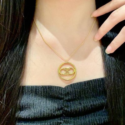 Celine 赛琳 项链 一直是简约时尚界的标杆大胆的设计 百看不厌搭配起来更Fashion .