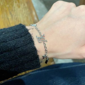 Louisvuitton以 经典花纹图案设计 双花 款设计方式吊坠Lv品牌标志设计，经典标志理念、演绎典雅也流行手链．时尚潮流百搭款．非常抢眼显白、专柜同款 黄