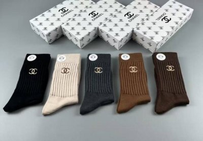 特 Chanel 小香香奶奶女款长筒羊绒袜 羊绒材质护肤蓄热 一盒五双 刺绣经典双C标识 超级吸睛 实物超漂亮 大爱大赞Ins超火爆小单品 大牌出街 潮人必备超