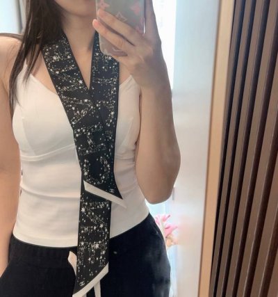 香奈儿Twilly小丝巾来了，Chanel 卡通字母 名副其实的小可爱， 人手三条闭眼收，我都不拦着 N久都没有见过这么好看的Twilly 真的是真香本香了，凹