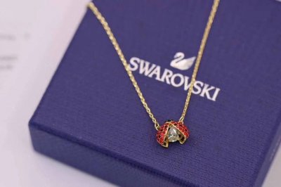 批80 Swarovski 七星瓢虫 跳动的心锁骨项链 这款象征好运及开心的瓢虫，翅膀部份则镶有闪亮迷人的红宝石色Swarovski仿水晶。充满欢乐气息。