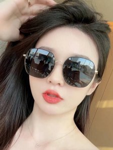 芬迪 2025开春新款 潮流爆款 时尚方框偏光太阳镜 高品质 佩戴舒适 网红潮款墨镜 女士高清偏光太阳镜 高品质太阳镜 型号 Fd2639