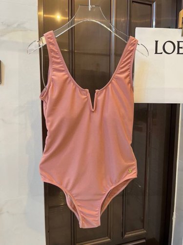 特 lv连体泳衣 适合多种场景的游泳衣 海边 游泳池 温泉 水上乐园 漂流都可以内搭也完全可以 连体设计遮肉显高挑 腹部有点肉肉也不影响咱美美的 背面设计大露美