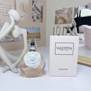 高品质/160 华伦天奴性感女士浓香水80Ml！ 香调：东方花香调 类型：Edp 包装：有包装 前调: 香柠檬植物块茎 中调: 茉莉橙花晚香玉草莓 后调:雪松琥