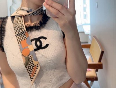 优雅骑士 Twilly 爱马仕 Hermes 100%桑蚕丝，18姆米斜纹真丝 86X5Cm 双面图案