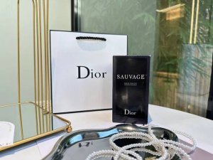 专柜品质 Dior迪奥旷野男士 Ml 二零二零年六月九日，Dior迪奥正式宣布著名演员Johnny黄景瑜成为全新Dior迪奥中国旷野男士香水系列形象大使。勇于探