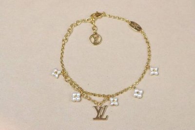 新款 Louis Vuitton 字母花卉图案珍珠双层手链 标志性的珠光小花朵温柔又气质 搭配经典Lv字母和双层链条设计 日常超 妥妥的富家女氛围感， 购入Yb