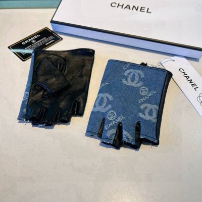 香奈儿新品短款牛仔布加羊皮手套，时尚机车手套，秋冬新品布内里，时尚上手超舒适柔软、百搭！集美女神必备配盒子码数Ml