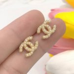 编号Xed0038 Chanel小香米珠耳钉热销款火爆上新迷你 同步专柜独家高端品质实拍图代购级别做工精致细腻重工版本超级仙女唯美的一款做工超级细心无漏洞媲美Z