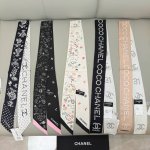 高订版 香奈儿Twilly小丝巾来了， Chanel25C闪亮上市。 名副其实的小可爱， 人手三条闭眼收，我都不拦着 N久都没有见过这么好看的Twilly 真的
