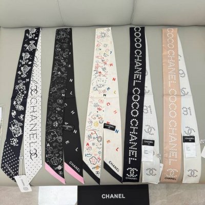 高订版 香奈儿Twilly小丝巾来了， Chanel25C闪亮上市。 名副其实的小可爱， 人手三条闭眼收，我都不拦着 N久都没有见过这么好看的Twilly 真的