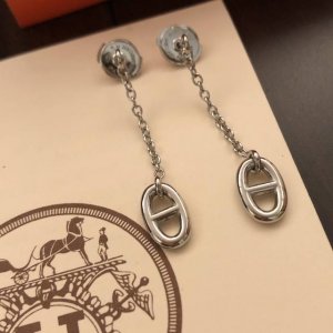 精工版本 火爆经典款 爱马仕耳钉猪鼻 流苏 耳环 电镀白金工艺 专柜版本 一比一质量 爱马仕猪鼻属最赞的一款，特别的简约 非常的好看 什么都别说，先自留配飞碟