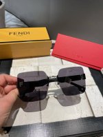 Fendi最新款偏光金属女士太阳镜 材质：宝丽来高清偏光镜片，工艺脚丝非常大气，真空镀膜，夏日出行必备款。7115