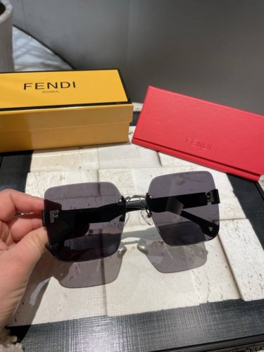 Fendi最新款偏光金属女士太阳镜 材质：宝丽来高清偏光镜片，工艺脚丝非常大气，真空镀膜，夏日出行必备款。7115
