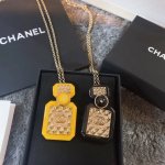 chanel喀什秀场走秀款香水瓶毛衣链 Chanel名贵树脂跟金属的碰撞 简单就是时尚 黄铜材质，立体感十足，非常推荐