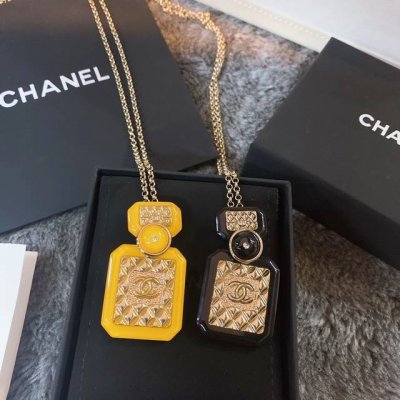chanel喀什秀场走秀款香水瓶毛衣链 Chanel名贵树脂跟金属的碰撞 简单就是时尚 黄铜材质，立体感十足，非常推荐