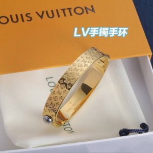 新品 原单货 Lv中性款雕刻字母手镯Louis Vuitton 路易威登 专柜一致材质 火爆款出货 设计独特 复古前卫 手镯14K精工保色版 从上市以来一直深受