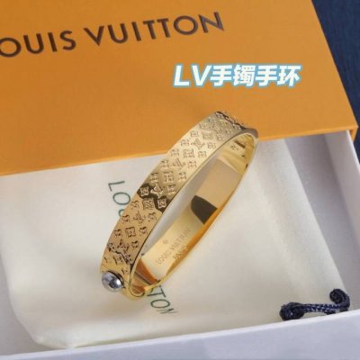 新品 原单货 Lv中性款雕刻字母手镯Louis Vuitton 路易威登 专柜一致材质 火爆款出货 设计独特 复古前卫 手镯14K精工保色版 从上市以来一直深受