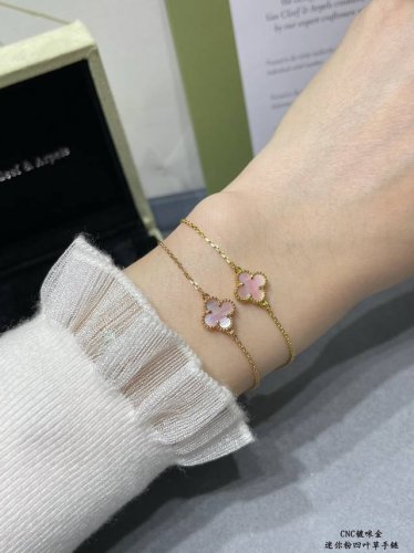 V金镀咪金 Vca Cleef&Arpels 迷你天然粉贝四叶草手链四叶草 此系列设计灵动 线条流畅 易于佩戴 展现无限搭配的可能 为每一位女性的生活带来丰富多