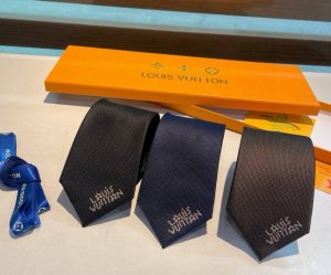 Jumping Dog 领带以细腻桑蚕丝展现品牌与 Tyler 携手的创意结晶 当季谐趣吉祥物跃现领结 路易威登标识栖身底部 可为高尔夫风格系列造型添上灵动一笔