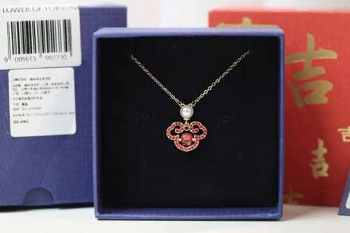 Swarovski 柿柿如意 跳动的心 锁骨项链 这款精致的链坠造型隽永别致。 这款链坠除了展示施华洛世奇仿水晶和红色Dancing Stone 的魅力,还以悬