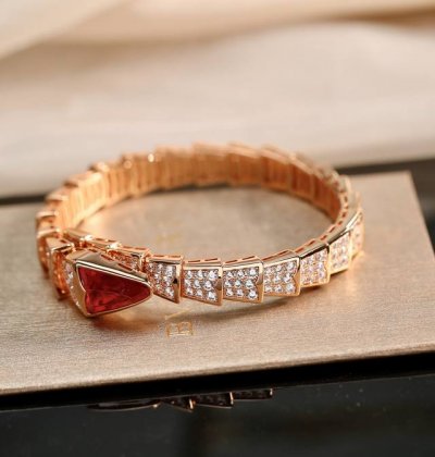 bvlgari 宝格丽 Serpenti系列 玫瑰金 镶钻 红宝石 蛇手镯 Serpenti灵蛇神秘莫测，摄人心魄，灵蛇之魅在于永恒中不断重生。 玫瑰金更贴合肌