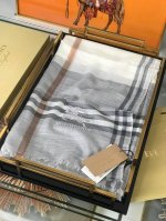 重点推荐 巴宝莉法国专柜新货 精美绣标 优雅文静的小格 给人更秀气，精致的感觉 300支水解羊绒 质感更柔 更顺滑 因为采用羊绒的缘故，虽然是70宽 但非常轻薄