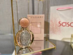 专柜品质 新款宝格丽玫瑰金漾90Ml 又是一款被玫瑰香调瞬间暴击的香水而且是被直男夸好闻的香水哈哈哈 毫升数不同瓶子也不一样哦 前调：石榴、玫瑰、麝香 中调：大