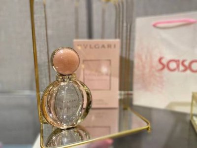 专柜品质 新款宝格丽玫瑰金漾90Ml 又是一款被玫瑰香调瞬间暴击的香水而且是被直男夸好闻的香水哈哈哈 毫升数不同瓶子也不一样哦 前调：石榴、玫瑰、麝香 中调：大
