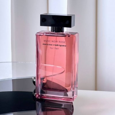 专柜品质 几分温柔几分娇艳！ 纳茜素 年新香来袭 Narciso Rodriguez 纳茜素 年新香 深邃迷情玫瑰 ，这支香延续了纳茜素以往的香水瓶设计，不过瓶