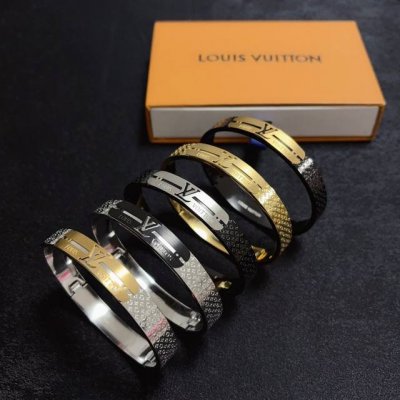 新品 原单货 Lv中性款雕刻字母印花黑武士手镯21Cm大码Louis Vuitton 路易威登 专柜一致材质 火爆款出货 设计独特 复古前卫 手镯14K精工保色