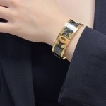 新款香奈儿Chanel宽版菱格手镯超重工Bling Bling 颜色搭配得非常好高级感 女神气质高端 精钢材质不过敏不褪色 一比一精美工艺 经典至极的魅物 性价
